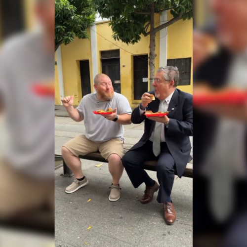 El presidente Bernardo Arévalo generó polémica en Guatemala al compartir un video comiendo chicharrones con un influencer en el Centro Histórico, mientras el país enfrenta crisis sociales. Foto: @bernardoarevalogt - Captura de pantalla
