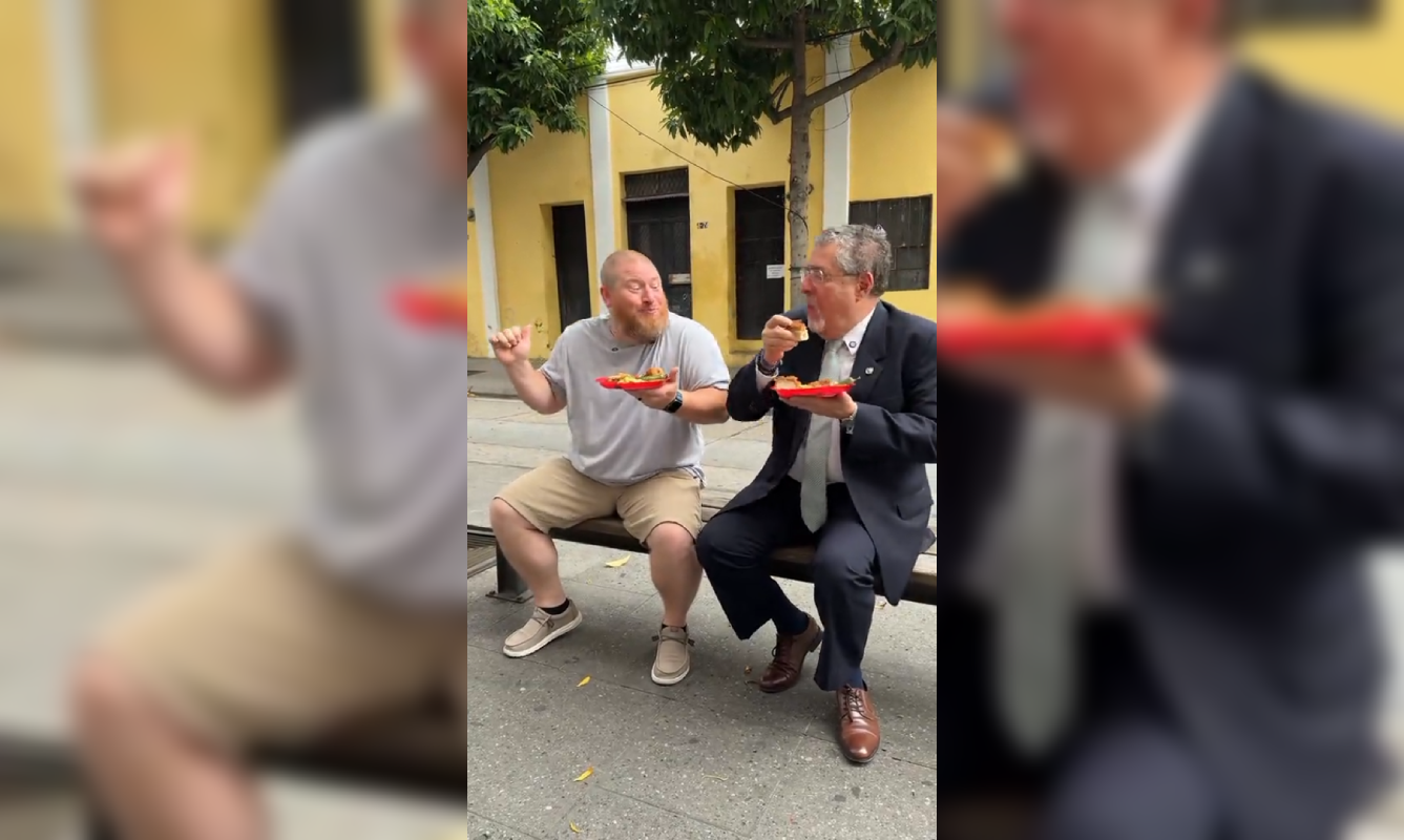 El presidente Bernardo Arévalo generó polémica en Guatemala al compartir un video comiendo chicharrones con un influencer en el Centro Histórico, mientras el país enfrenta crisis sociales. Foto: @bernardoarevalogt - Captura de pantalla