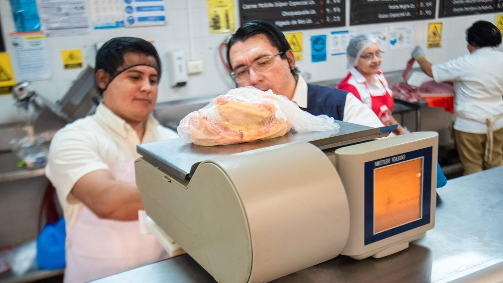 Las autoridades retiraron productos vencidos en inspecciones vacacionales para prevenir riesgos de salud en consumidores. La Defensoría del Consumidor detectó que el 51% estaban en cocinas de comercios. Foto: Archivo.
