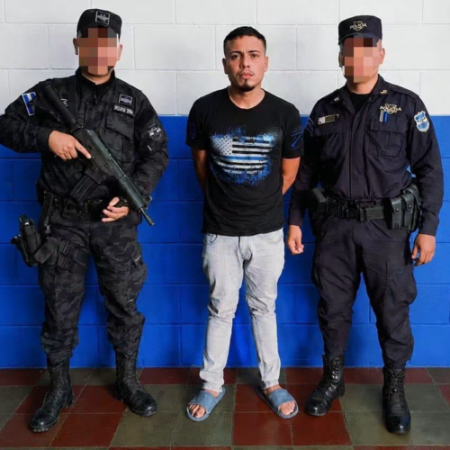 José Francisco González Vanegas fue capturado por la PNC al tener cuentas pendientes por homicidio agravado y fraude procesal. El sujeto evadía una condena de 25 años. @Foto: PNC_SV