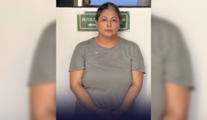 El Juzgado Séptimo de Paz dictó detención provisional contra Tránsito Guadalupe Marroquín, acusada de estafa agravada por engañar a 11 parejas con servicios de bodas. El perjuicio supera los $19,651. Foto: @FGR_SV