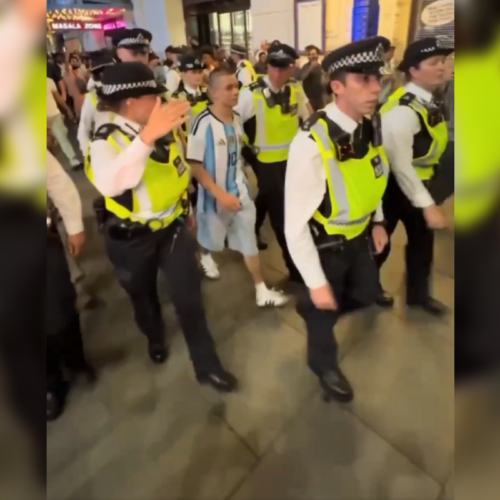 Agentes británicos formaron un cordón de seguridad para escoltar a un hincha argentino rodeado por fanáticos rivales en el centro de Londres. El incidente ocurrió tras la eliminación de Inglaterra en el Mundial 2026. Foto: Captura de pantalla