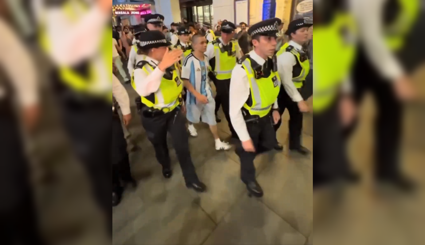 Agentes británicos formaron un cordón de seguridad para escoltar a un hincha argentino rodeado por fanáticos rivales en el centro de Londres. El incidente ocurrió tras la eliminación de Inglaterra en el Mundial 2026. Foto: Captura de pantalla
