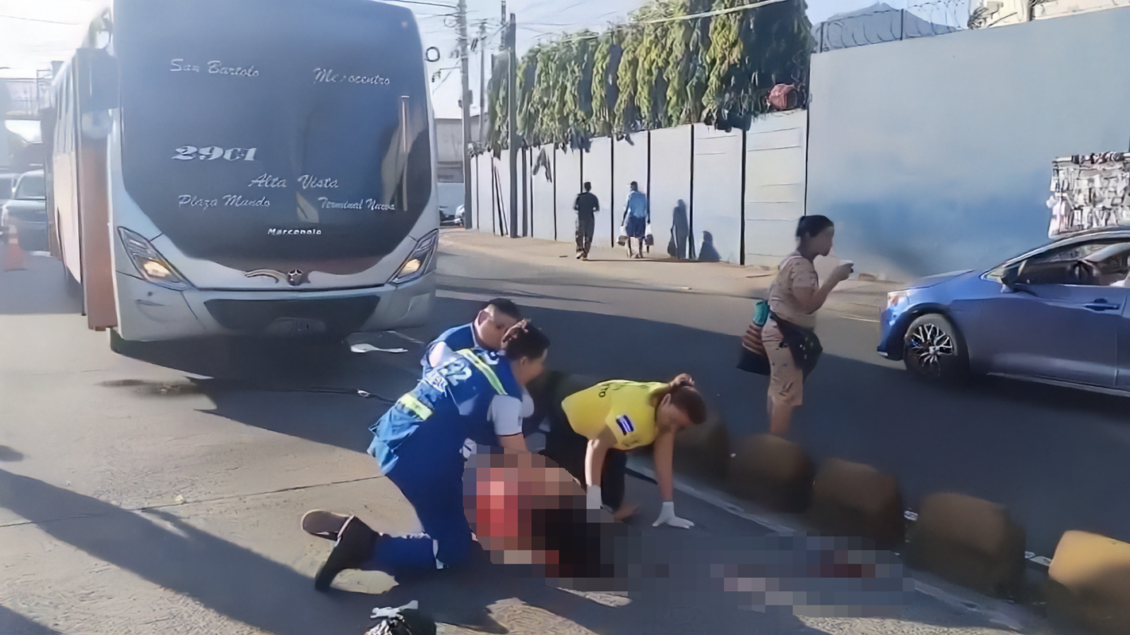 Rosa María Galdámez falleció tras ser impactada por una unidad de la ruta 29 en la Avenida Peralta, cerca del sector de La Tiendona. El autobús la arrolló de forma violenta. Foto: Comandos de Salvamento.