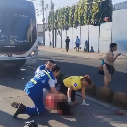 Rosa María Galdámez falleció tras ser impactada por una unidad de la ruta 29 en la Avenida Peralta, cerca del sector de La Tiendona. El autobús la arrolló de forma violenta. Foto: Comandos de Salvamento.