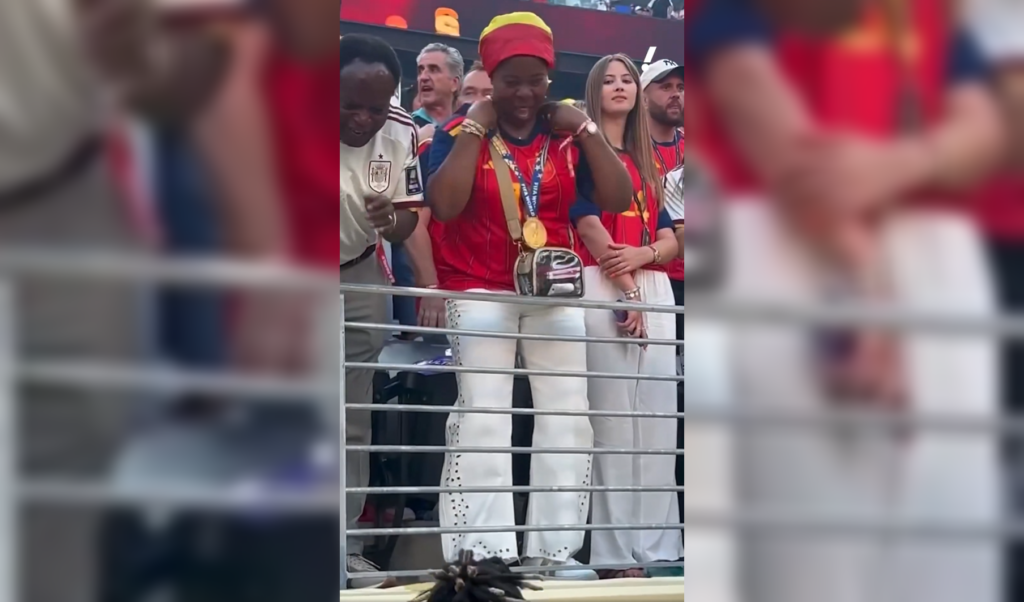 Nico Williams conmueve al mundo al entregarle su medalla a su madre