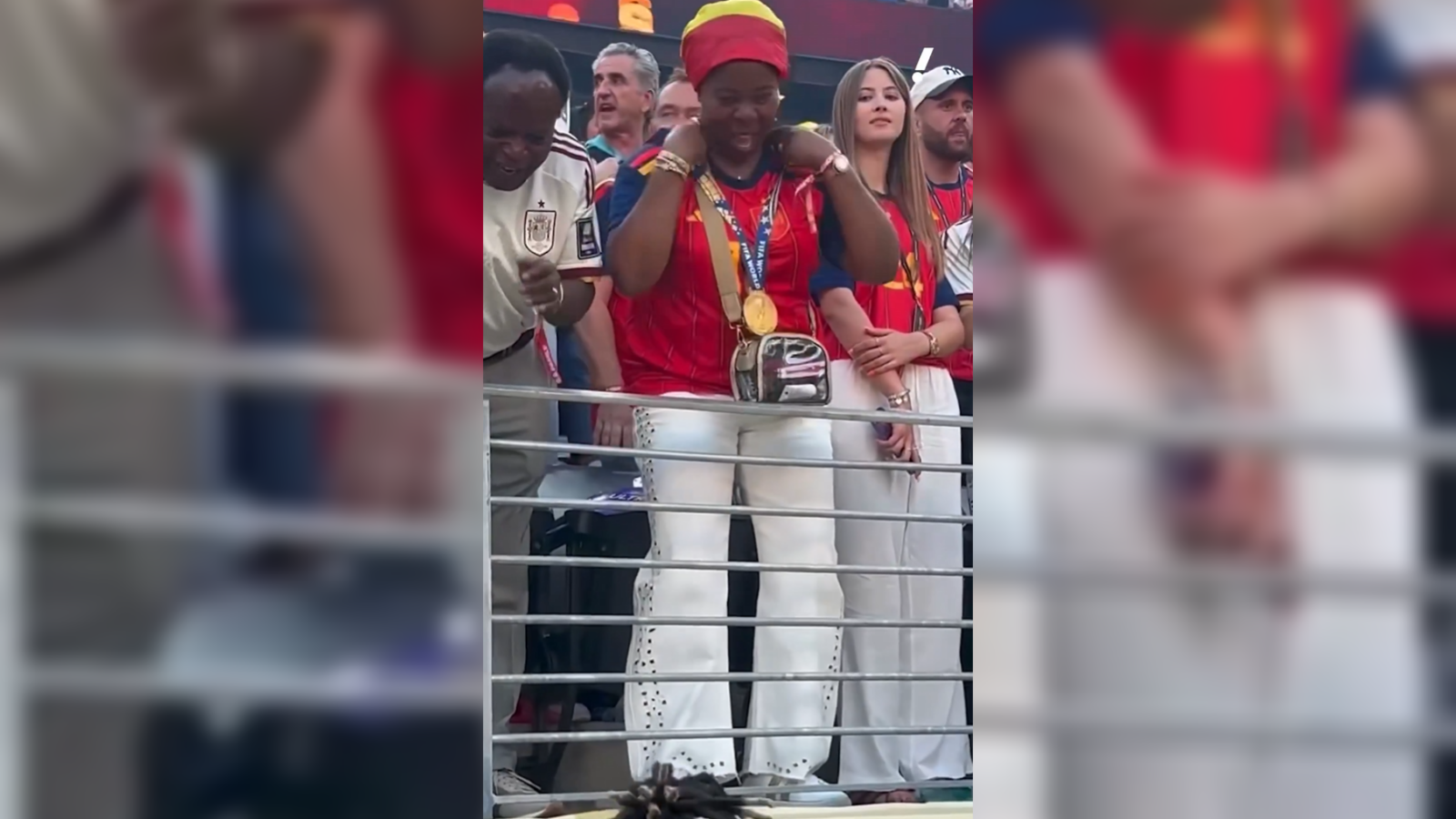 El delantero de España corrió hacia las gradas tras ganar la final de la Copa del Mundo 2026 para entregarle su medalla a su madre, la mujer que cruzó el desierto. Un homenaje emotivo. Foto: FIFA.