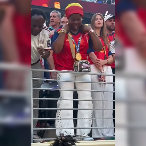 El delantero de España corrió hacia las gradas tras ganar la final de la Copa del Mundo 2026 para entregarle su medalla a su madre, la mujer que cruzó el desierto. Un homenaje emotivo. Foto: FIFA.