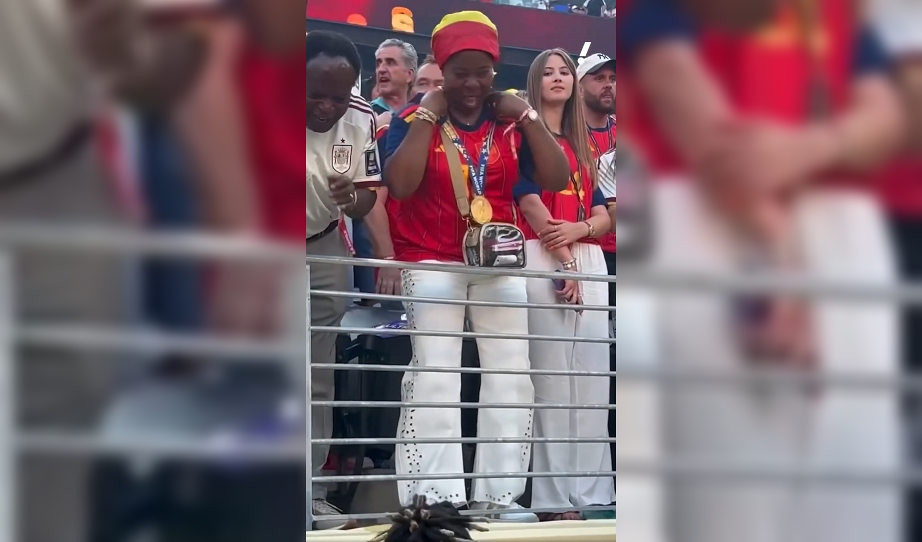 El delantero de España corrió hacia las gradas tras ganar la final de la Copa del Mundo 2026 para entregarle su medalla a su madre, la mujer que cruzó el desierto. Un homenaje emotivo. Foto: FIFA.
