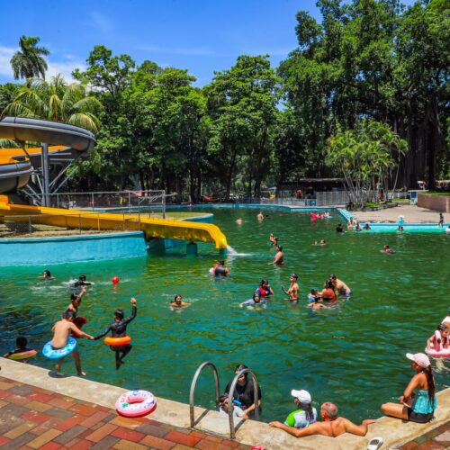 El parque recreativo de Amapulapa en San Vicente ofrece piscinas naturales de manantial, toboganes y espacios verdes para el turismo familiar en las vacaciones agostinas. Foto: @SecPrensaSV