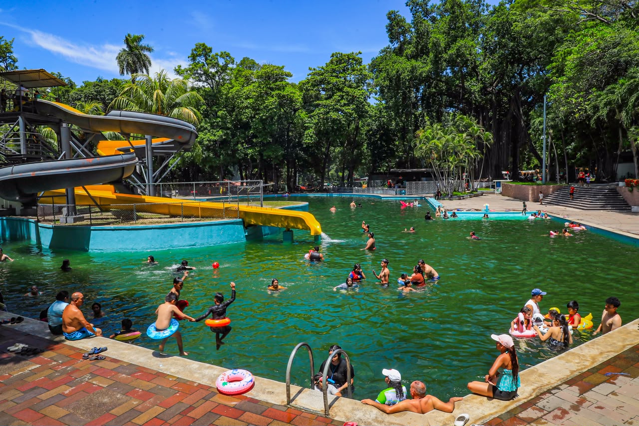 El parque recreativo de Amapulapa en San Vicente ofrece piscinas naturales de manantial, toboganes y espacios verdes para el turismo familiar en las vacaciones agostinas. Foto: @SecPrensaSV