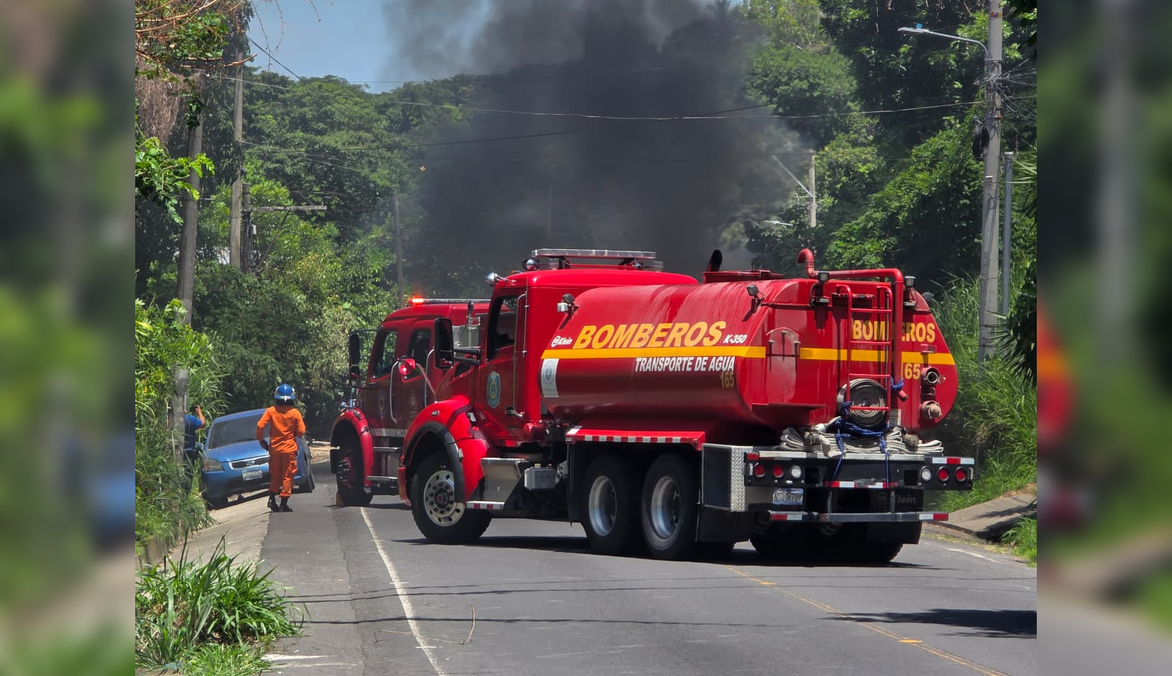 Un camión distribuidor de cilindros de gas propano se incendió sobre la carretera antigua a Zacatecoluca en Santo Tomás. Bomberos sofocaron el fuego sin reportar lesionados. Foto: Bomberos