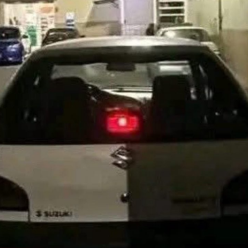 Fabricio Antonio Meza atacó a su compañera de vida en el parqueo de un supermercado en Sensuntepeque y falleció en su intento de fuga tras accidentarse. Foto: @PNC_SV