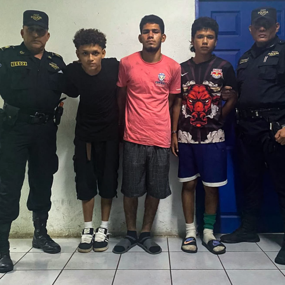 Las autoridades detuvieron en el cantón Chanmico a tres adolescentes grabados en video; serán procesados por organizaciones terroristas en San Juan Opico. Foto: @PNC_SV