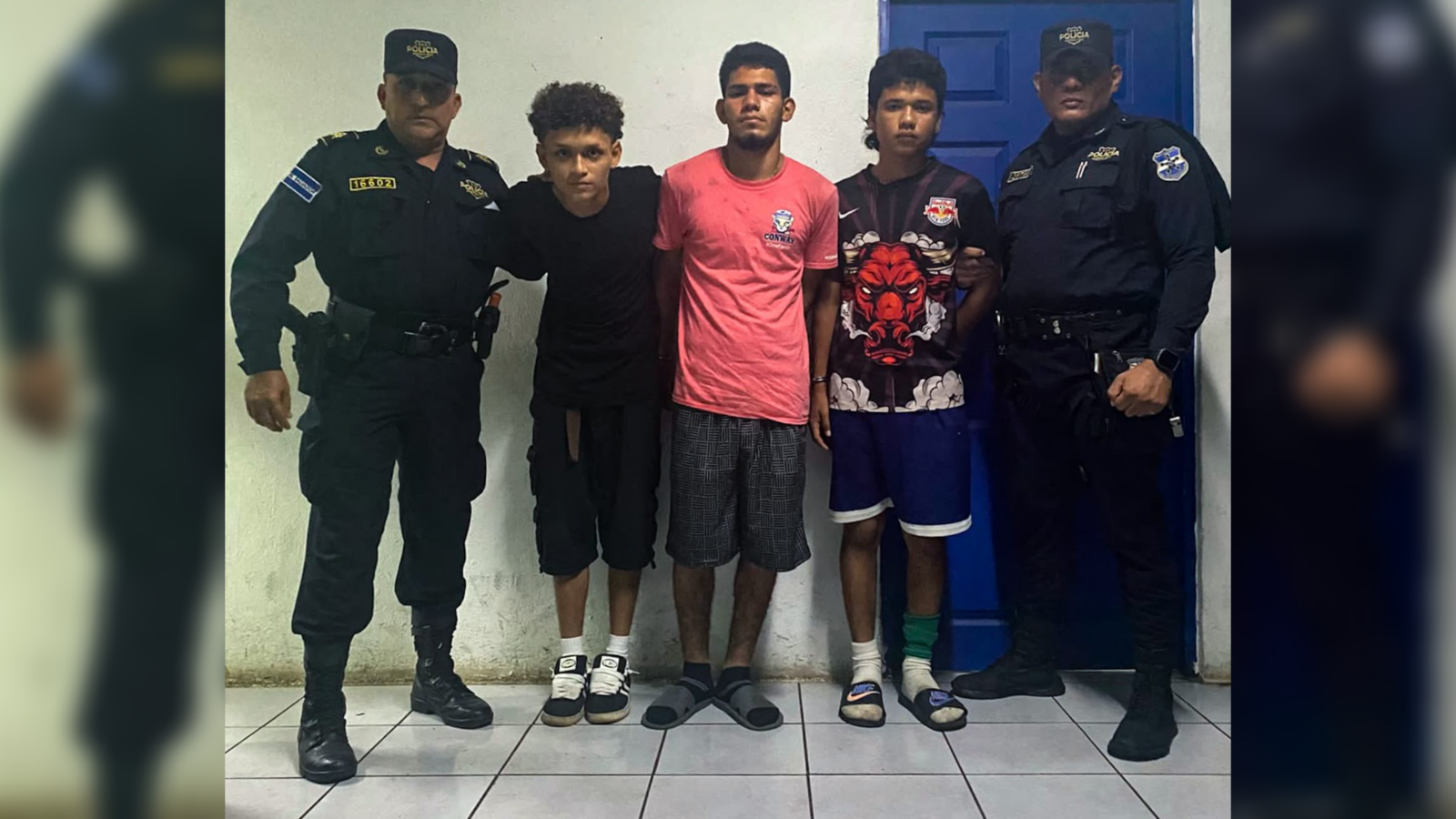 Las autoridades detuvieron en el cantón Chanmico a tres adolescentes grabados en video; serán procesados por organizaciones terroristas en San Juan Opico. Foto: @PNC_SV