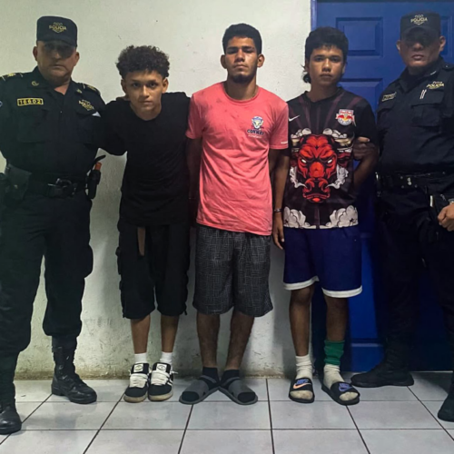 Las autoridades detuvieron en el cantón Chanmico a tres adolescentes grabados en video; serán procesados por organizaciones terroristas en San Juan Opico. Foto: @PNC_SV
