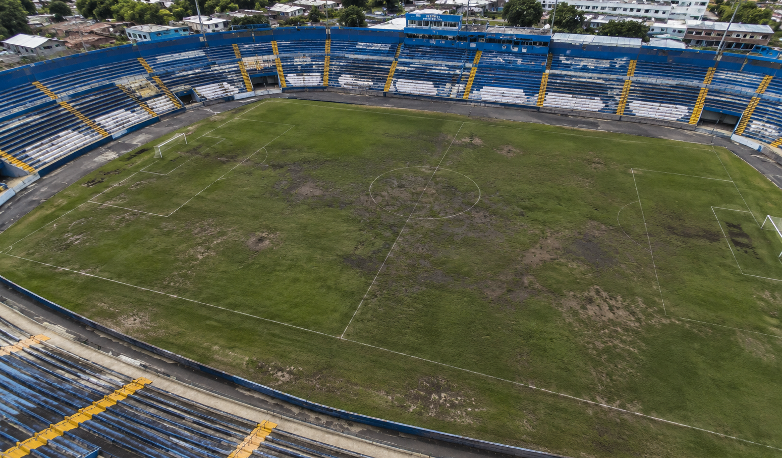 La FESFUT anunció que remodelará nueve estadios, pero exigirá a los clubes mantener las canchas en buen estado o deberán jugar en sedes alternas. Foto: Ilustración.