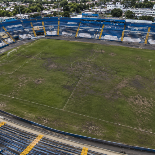 La FESFUT anunció que remodelará nueve estadios, pero exigirá a los clubes mantener las canchas en buen estado o deberán jugar en sedes alternas. Foto: Ilustración.