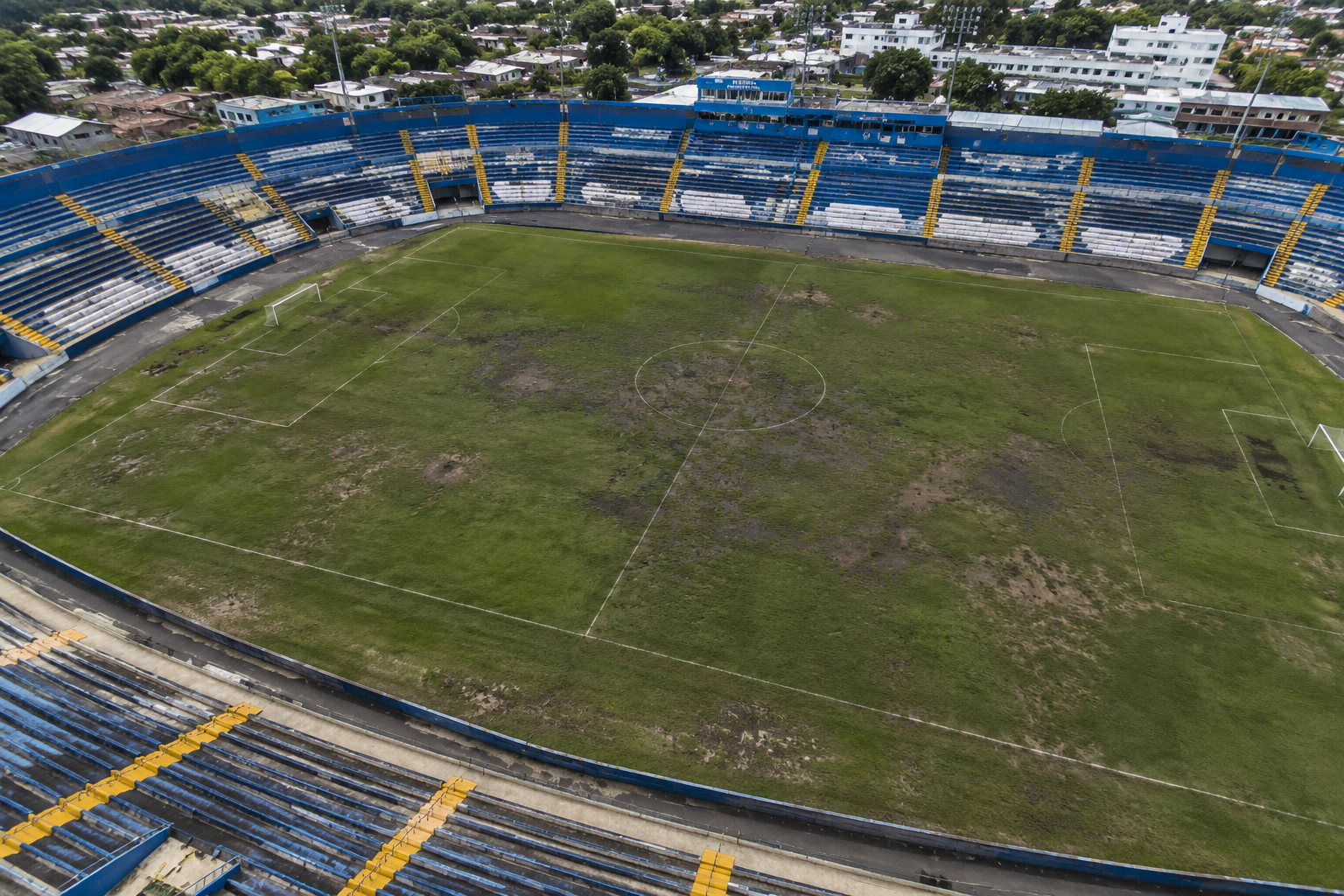 La FESFUT anunció que remodelará nueve estadios, pero exigirá a los clubes mantener las canchas en buen estado o deberán jugar en sedes alternas. Foto: Ilustración.