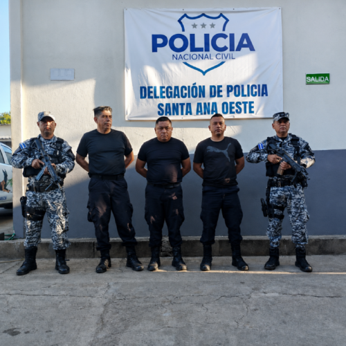 Tres policías de la División Antinarcóticos fueron capturados en Santa Ana tras ser acusados de cohecho. La víctima denunció exigencias de dinero bajo amenazas. Foto: @PNCSV.