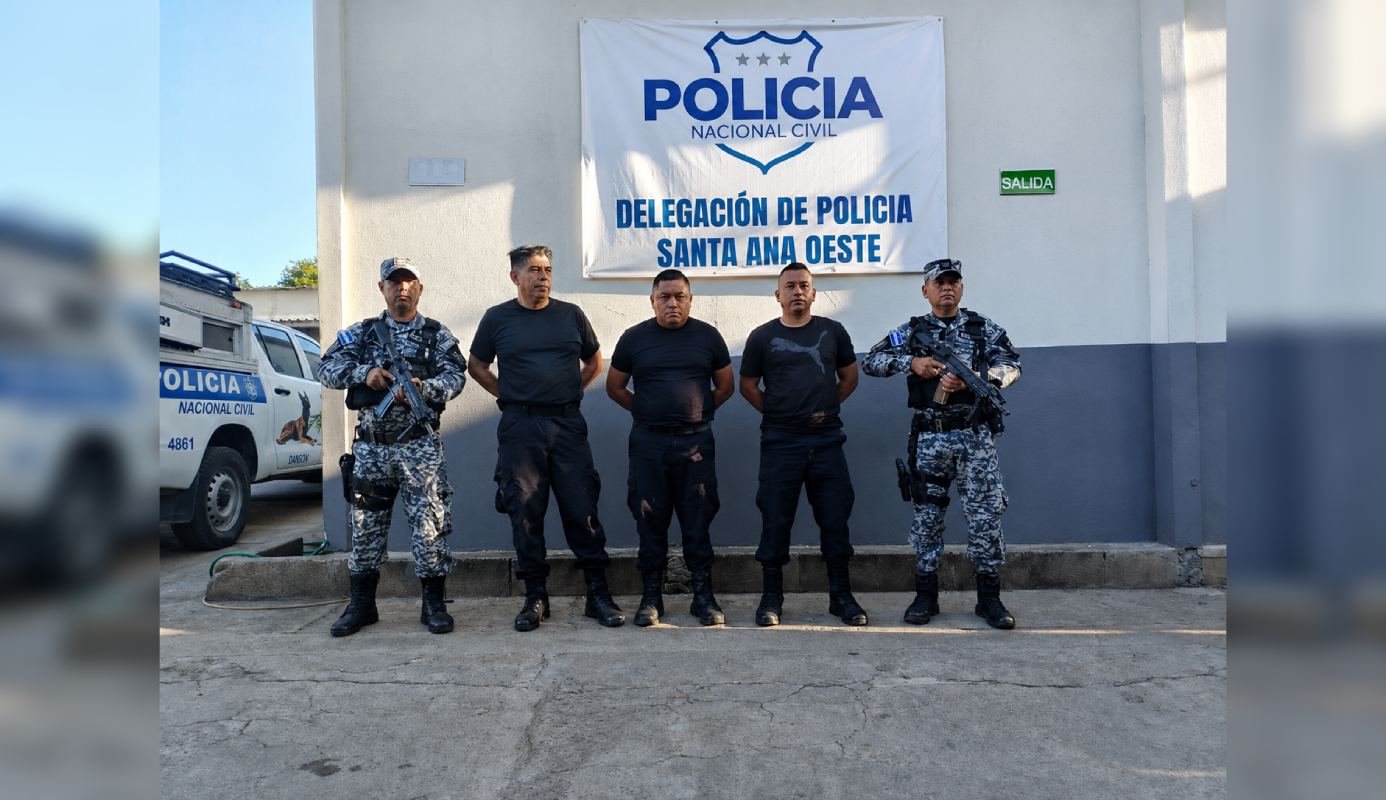 Tres policías de la División Antinarcóticos fueron capturados en Santa Ana tras ser acusados de cohecho. La víctima denunció exigencias de dinero bajo amenazas. Foto: @PNCSV.