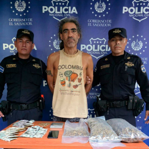 El hombre de 54 años fue intervenido mediante allanamiento en un hostal de Conchalío, La Libertad Costa. La PNC incautó marihuana, dinero y una báscula digital. Foto: @PNCSV.