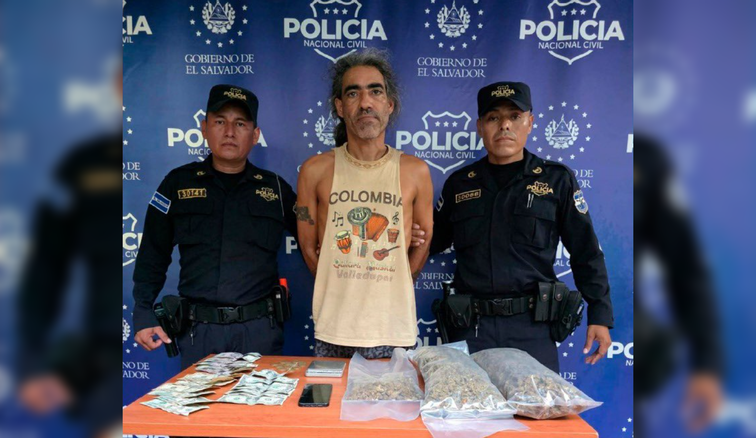 El hombre de 54 años fue intervenido mediante allanamiento en un hostal de Conchalío, La Libertad Costa. La PNC incautó marihuana, dinero y una báscula digital. Foto: @PNCSV.