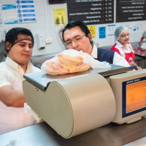 Las autoridades retiraron productos vencidos en inspecciones vacacionales para prevenir riesgos de salud en consumidores. La Defensoría del Consumidor detectó que el 51% estaban en cocinas de comercios. Foto: Archivo.