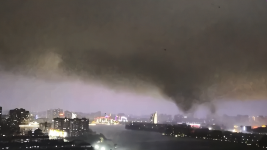 Un tornado de categoría EF2 golpeó la provincia de Hubei, dejando al menos 11 fallecidos, un desaparecido y más de 330 heridos. Las zonas urbanas sufrieron graves destrozos materiales. Foto: Captura de pantalla.
