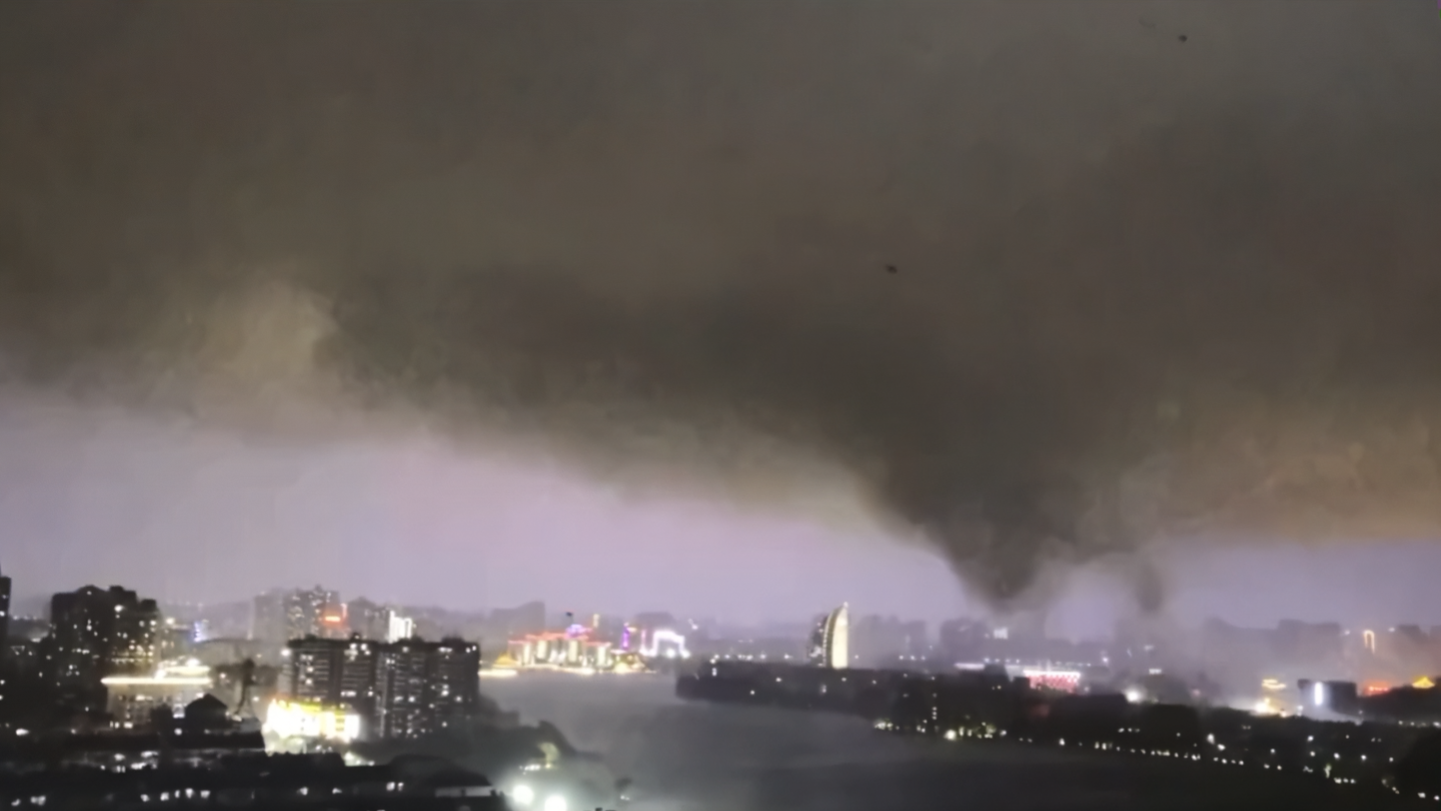 Un tornado de categoría EF2 golpeó la provincia de Hubei, dejando al menos 11 fallecidos, un desaparecido y más de 330 heridos. Las zonas urbanas sufrieron graves destrozos materiales. Foto: Captura de pantalla.