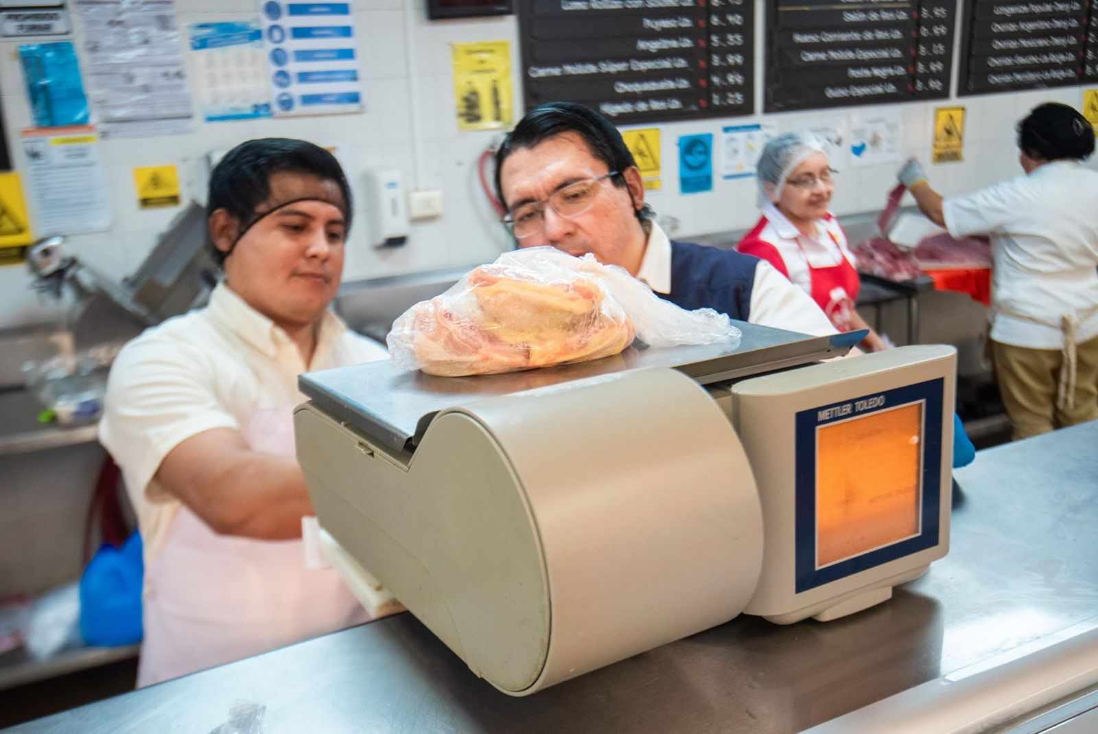 Las autoridades retiraron productos vencidos en inspecciones vacacionales para prevenir riesgos de salud en consumidores. La Defensoría del Consumidor detectó que el 51% estaban en cocinas de comercios. Foto: Archivo.