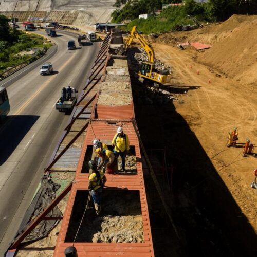 El proyecto vial avanza en la estabilización del talud principal y el retiro de contenedores en la Carretera Panamericana en Los Chorros. La obra beneficiará a más de 60,000 conductores diarios. Foto: MOP