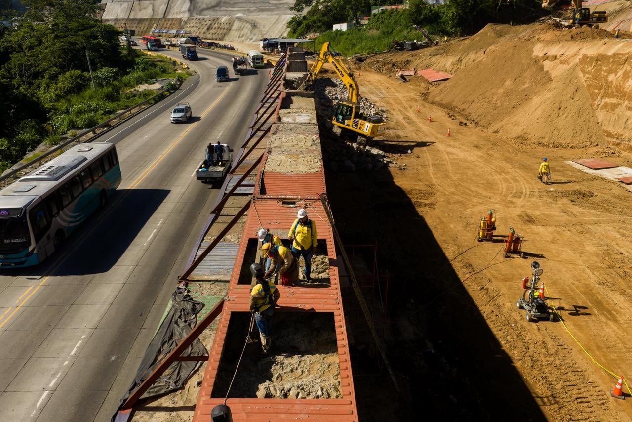El proyecto vial avanza en la estabilización del talud principal y el retiro de contenedores en la Carretera Panamericana en Los Chorros. La obra beneficiará a más de 60,000 conductores diarios. Foto: MOP
