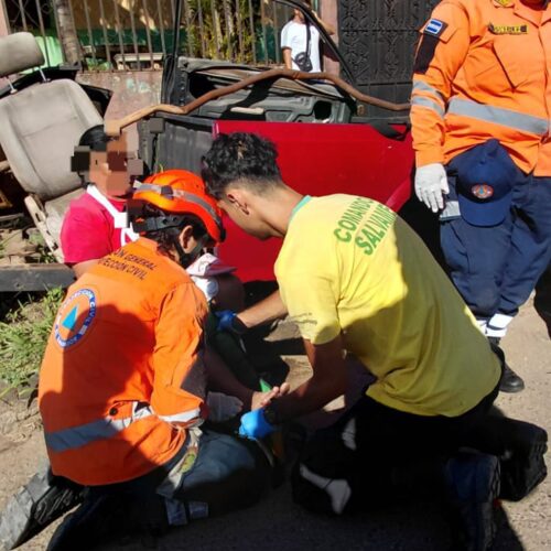 Una mototaxi y una camioneta colisionaron en el kilómetro 51 de la carretera a Coatepeque. Comandos de Salvamento rescató a la mujer atrapada entre los hierros. Foto: Comandos de Salvamento.