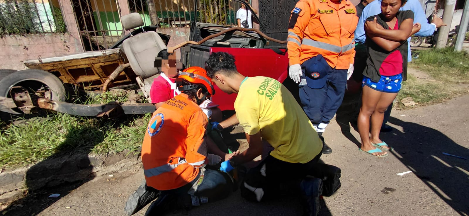Una mototaxi y una camioneta colisionaron en el kilómetro 51 de la carretera a Coatepeque. Comandos de Salvamento rescató a la mujer atrapada entre los hierros. Foto: Comandos de Salvamento.