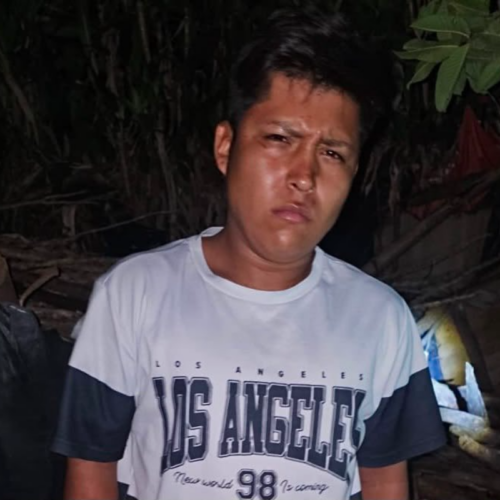 La Fuerza Armada de El Salvador (FAES) capturó en Alegría, Usulután, a un presunto integrante de la MS-13 tras ser denunciado por hacer señas delictivas en redes sociales. Foto: Fuerza Armada de El Salvador.