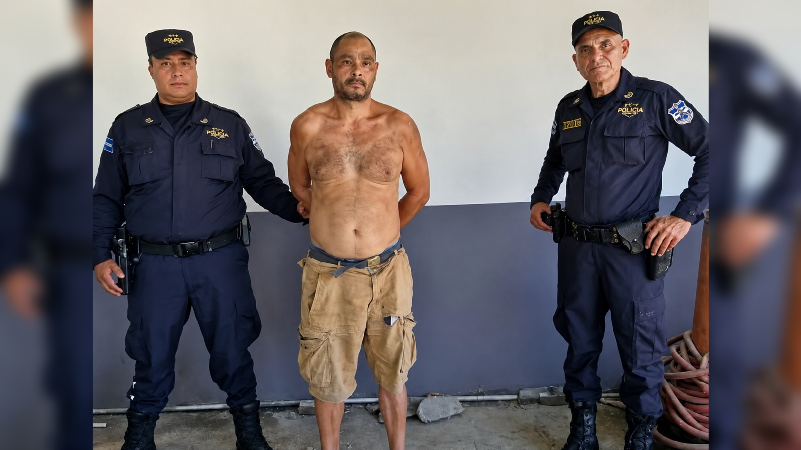 El sospechoso de 48 años fue intervenido mientras conducía un automóvil en el que llevaba marihuana, crack y metanfetaminas en Sacacoyo. La PNC incautó el vehículo y un teléfono celular. Foto: PNCSV.