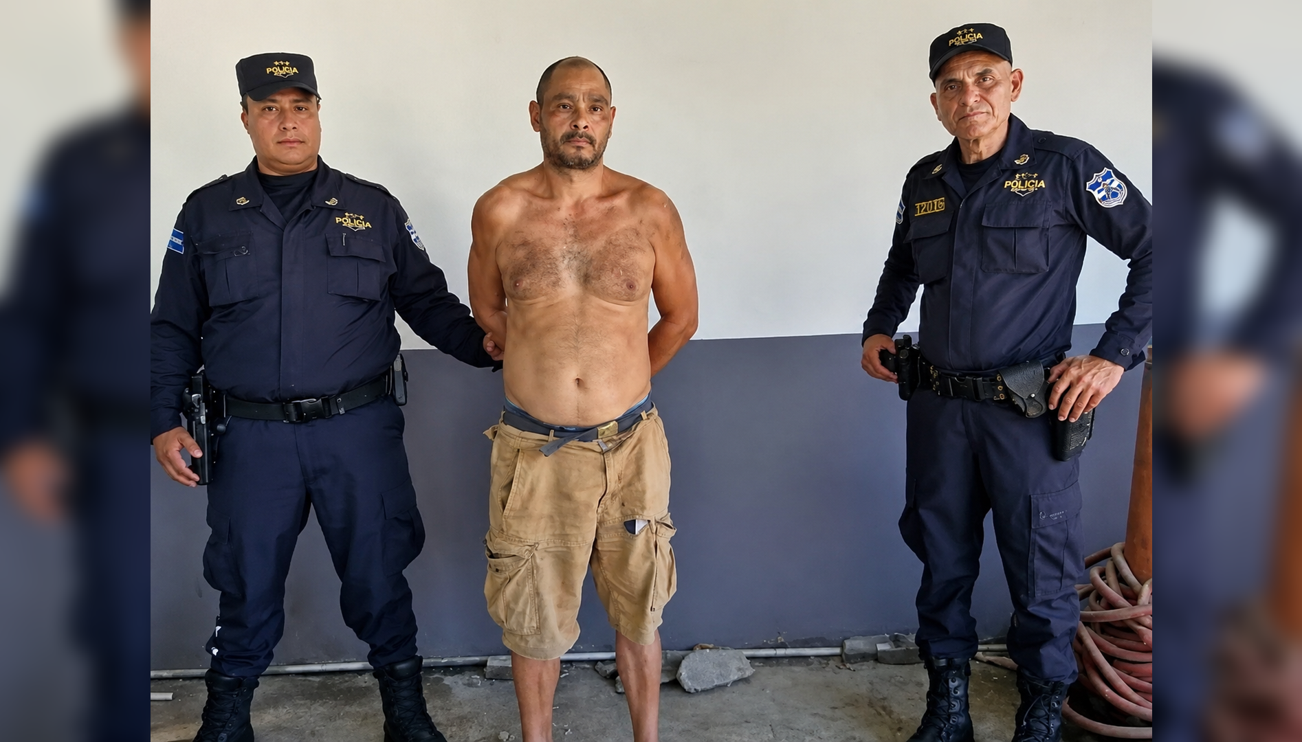 El sospechoso de 48 años fue intervenido mientras conducía un automóvil en el que llevaba marihuana, crack y metanfetaminas en Sacacoyo. La PNC incautó el vehículo y un teléfono celular. Foto: PNCSV.