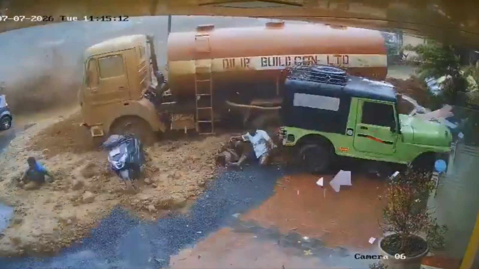Un deslizamiento masivo de lodo y rocas en Wayanad, Kerala, arrastró vehículos y dejó víctimas en una zona de construcción de túneles. Las imágenes de CCTV captaron el momento exacto. Foto: CCTV - Captura de pantalla