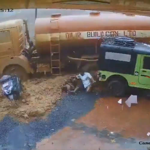 Un deslizamiento masivo de lodo y rocas en Wayanad, Kerala, arrastró vehículos y dejó víctimas en una zona de construcción de túneles. Las imágenes de CCTV captaron el momento exacto. Foto: CCTV - Captura de pantalla