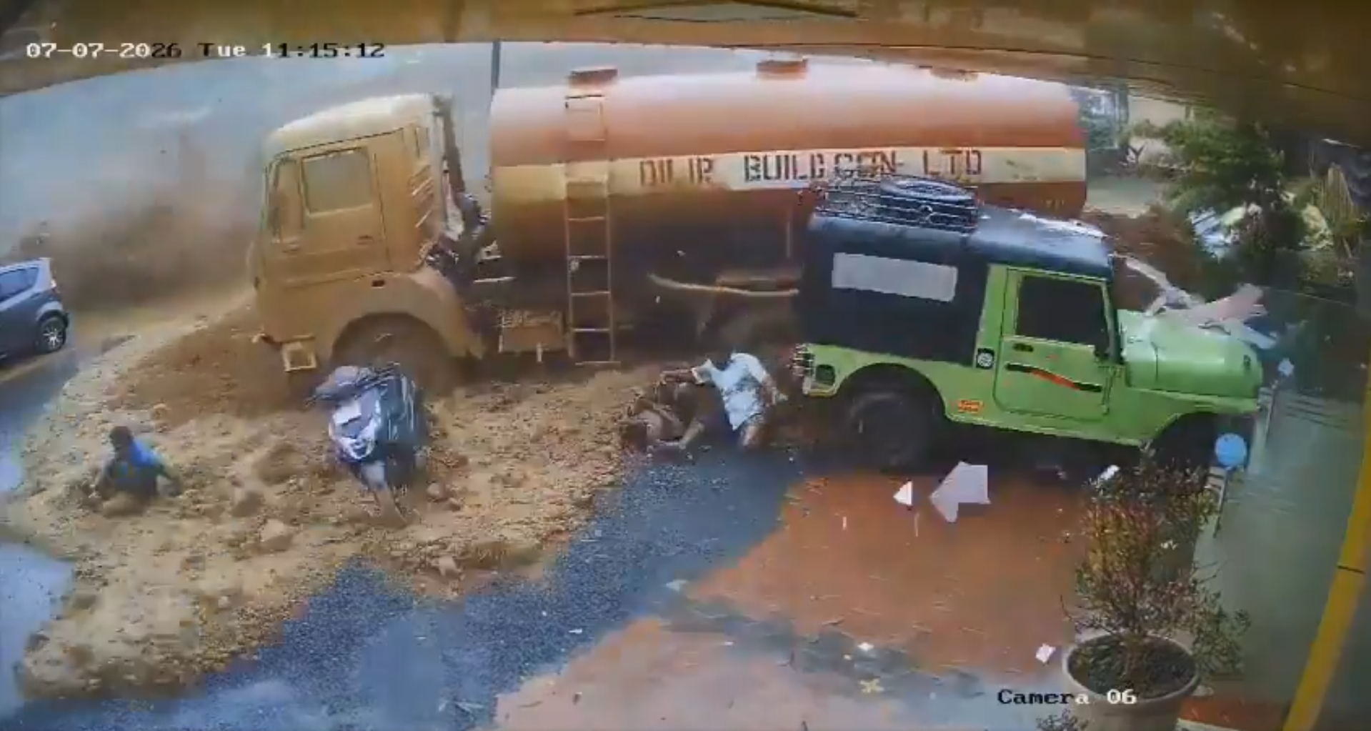 Un deslizamiento masivo de lodo y rocas en Wayanad, Kerala, arrastró vehículos y dejó víctimas en una zona de construcción de túneles. Las imágenes de CCTV captaron el momento exacto. Foto: CCTV - Captura de pantalla