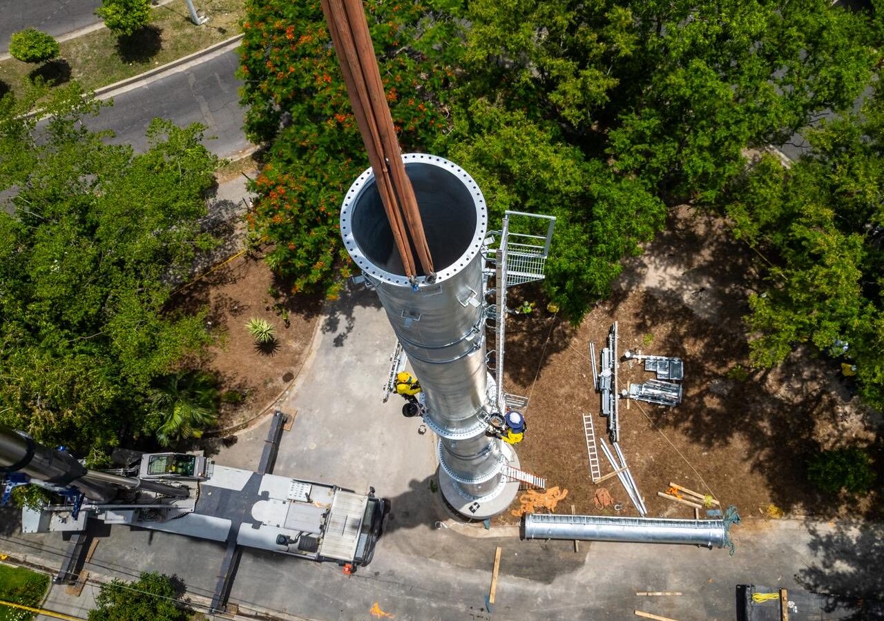 El Ministerio de Obras Públicas comenzó el montaje de las 23 torres que sostendrán el primer sistema de transporte por cable en El Salvador, el Aerocable. La primera pilona ya fue instalada en la Diagonal Universitaria. Foto: @ObrasPublicasSV