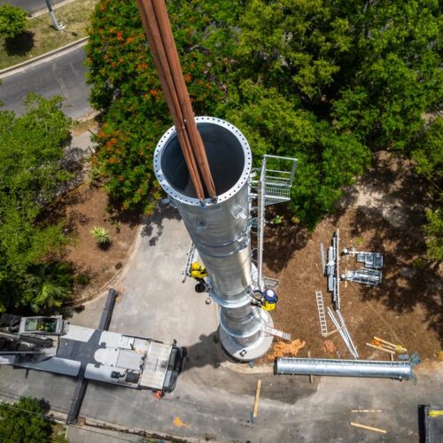 El Ministerio de Obras Públicas comenzó el montaje de las 23 torres que sostendrán el primer sistema de transporte por cable en El Salvador, el Aerocable. La primera pilona ya fue instalada en la Diagonal Universitaria. Foto: @ObrasPublicasSV