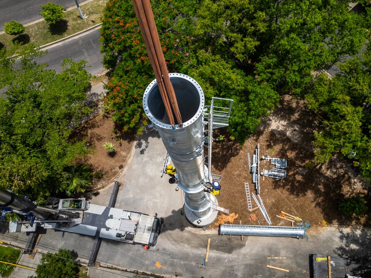 El Ministerio de Obras Públicas comenzó el montaje de las 23 torres que sostendrán el primer sistema de transporte por cable en El Salvador, el Aerocable. La primera pilona ya fue instalada en la Diagonal Universitaria. Foto: @ObrasPublicasSV