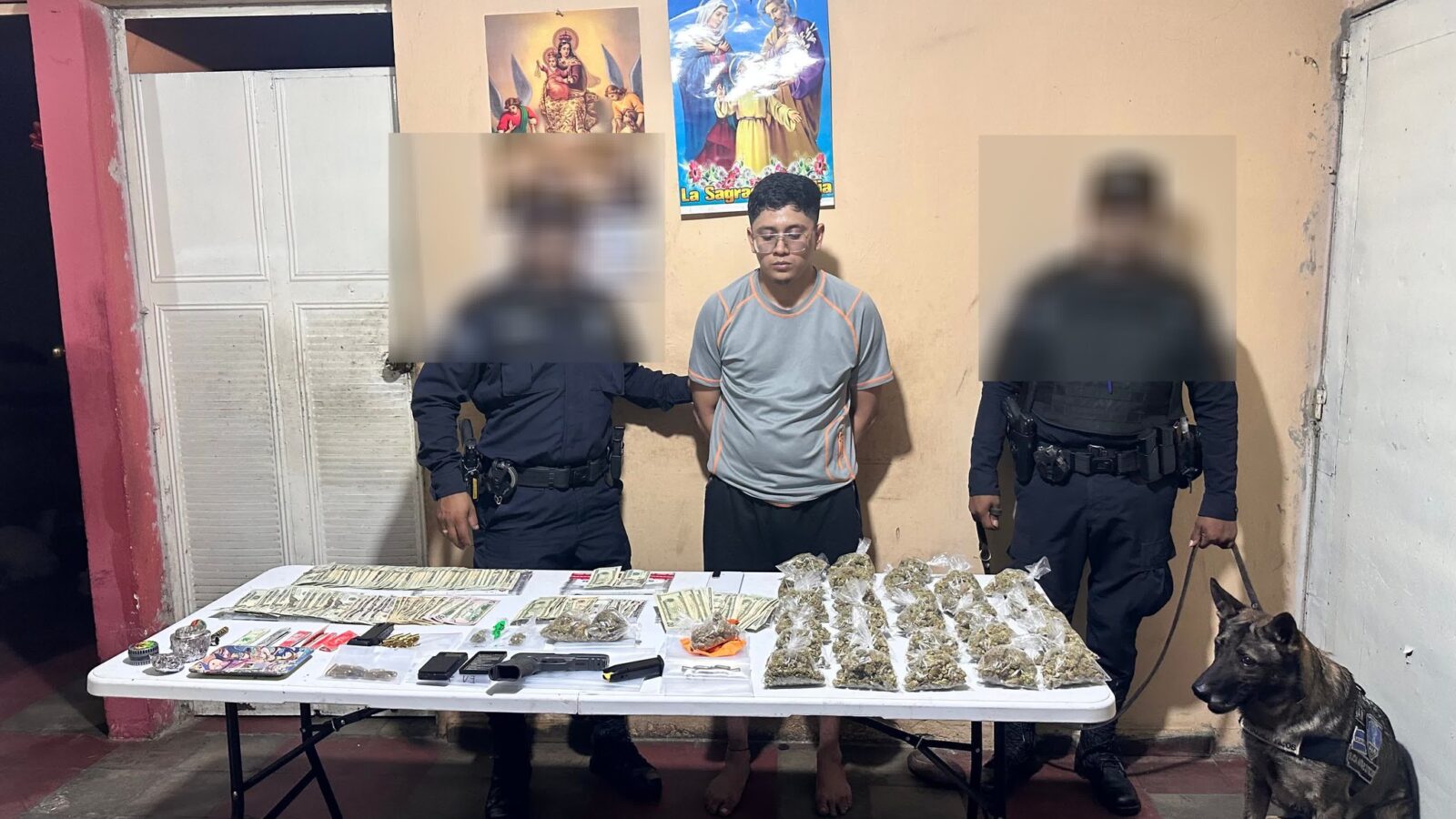 La Fiscalía General de la República coordinó allanamientos en San Salvador donde incautó marihuana, un arma de fuego y dinero en efectivo. Tres personas fueron detenidas por distribución de droga. Foto: FGR_SV
