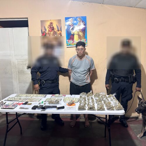 La Fiscalía General de la República coordinó allanamientos en San Salvador donde incautó marihuana, un arma de fuego y dinero en efectivo. Tres personas fueron detenidas por distribución de droga. Foto: FGR_SV