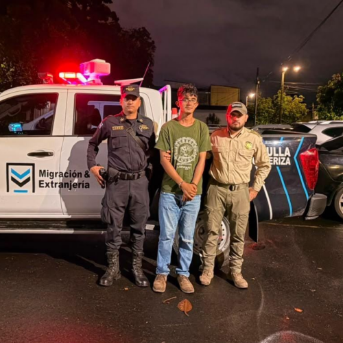 La PNC detuvo en el Parque Libertad a Kevin Daniel Bautista Cabrera, de nacionalidad guatemalteca, quien permanecía de forma irregular en el país. El sujeto agredió al creador de contenido TNT. Foto: PNC_SV.