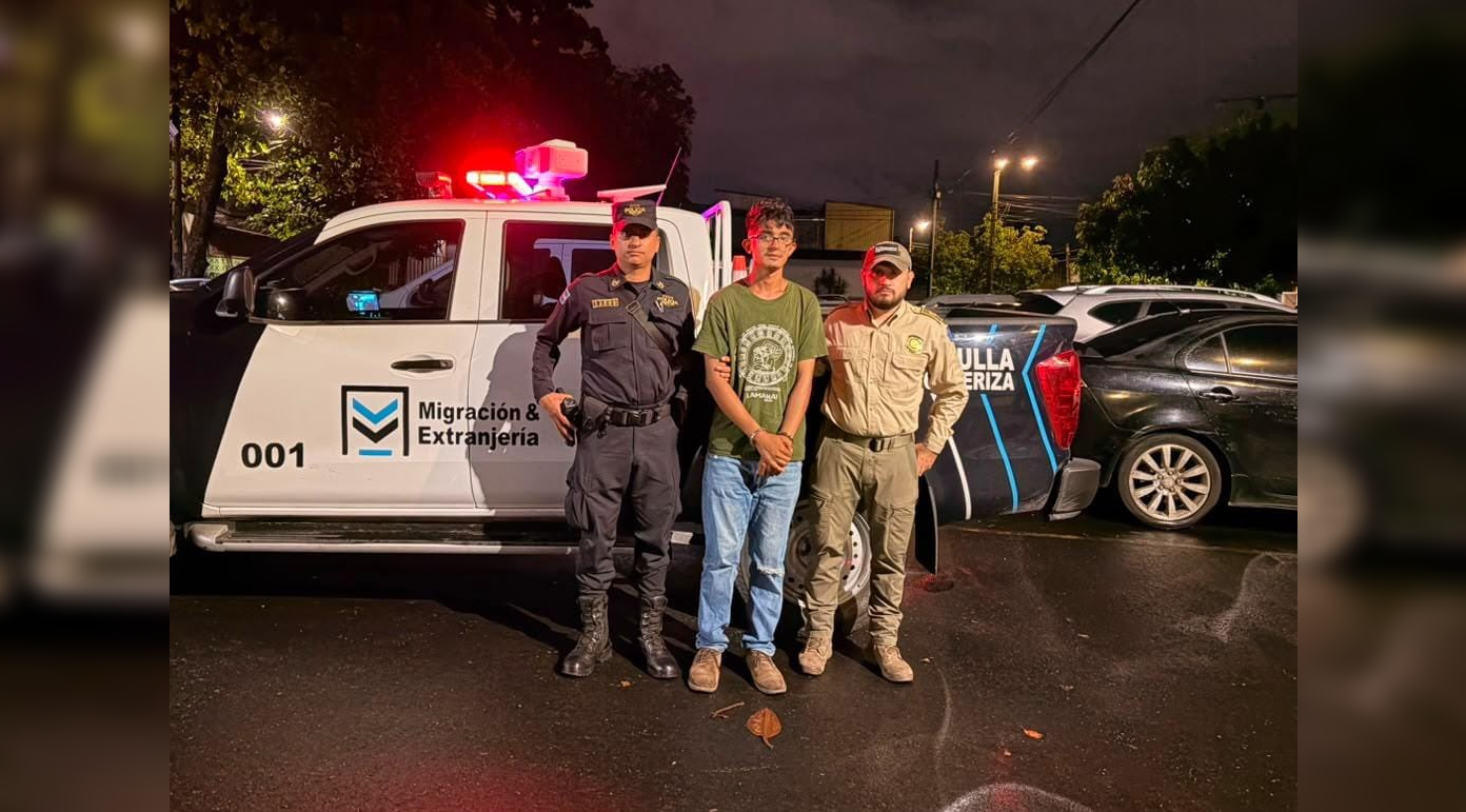 La PNC detuvo en el Parque Libertad a Kevin Daniel Bautista Cabrera, de nacionalidad guatemalteca, quien permanecía de forma irregular en el país. El sujeto agredió al creador de contenido TNT. Foto: PNC_SV.