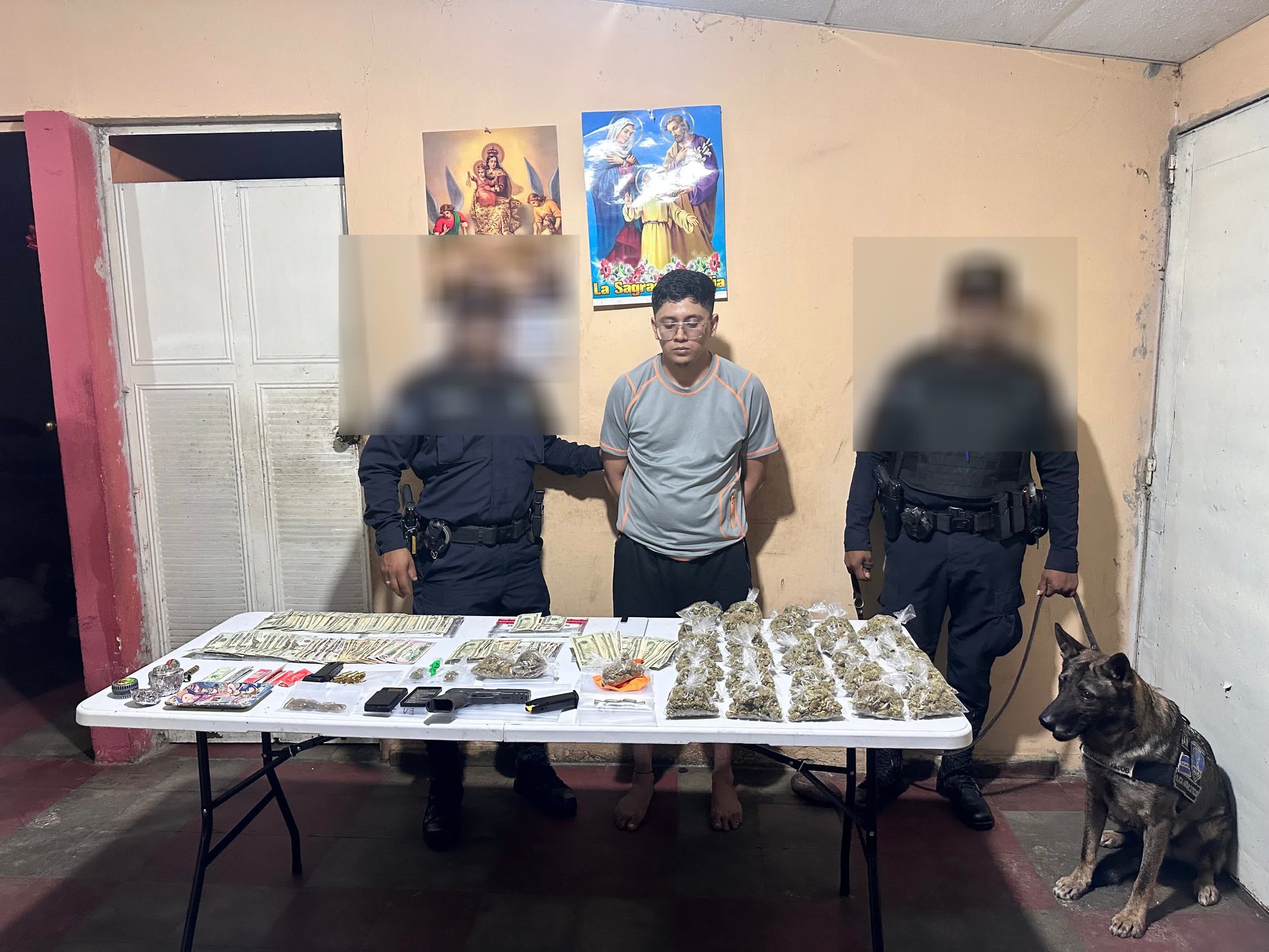 La Fiscalía General de la República coordinó allanamientos en San Salvador donde incautó marihuana, un arma de fuego y dinero en efectivo. Tres personas fueron detenidas por distribución de droga. Foto: FGR_SV