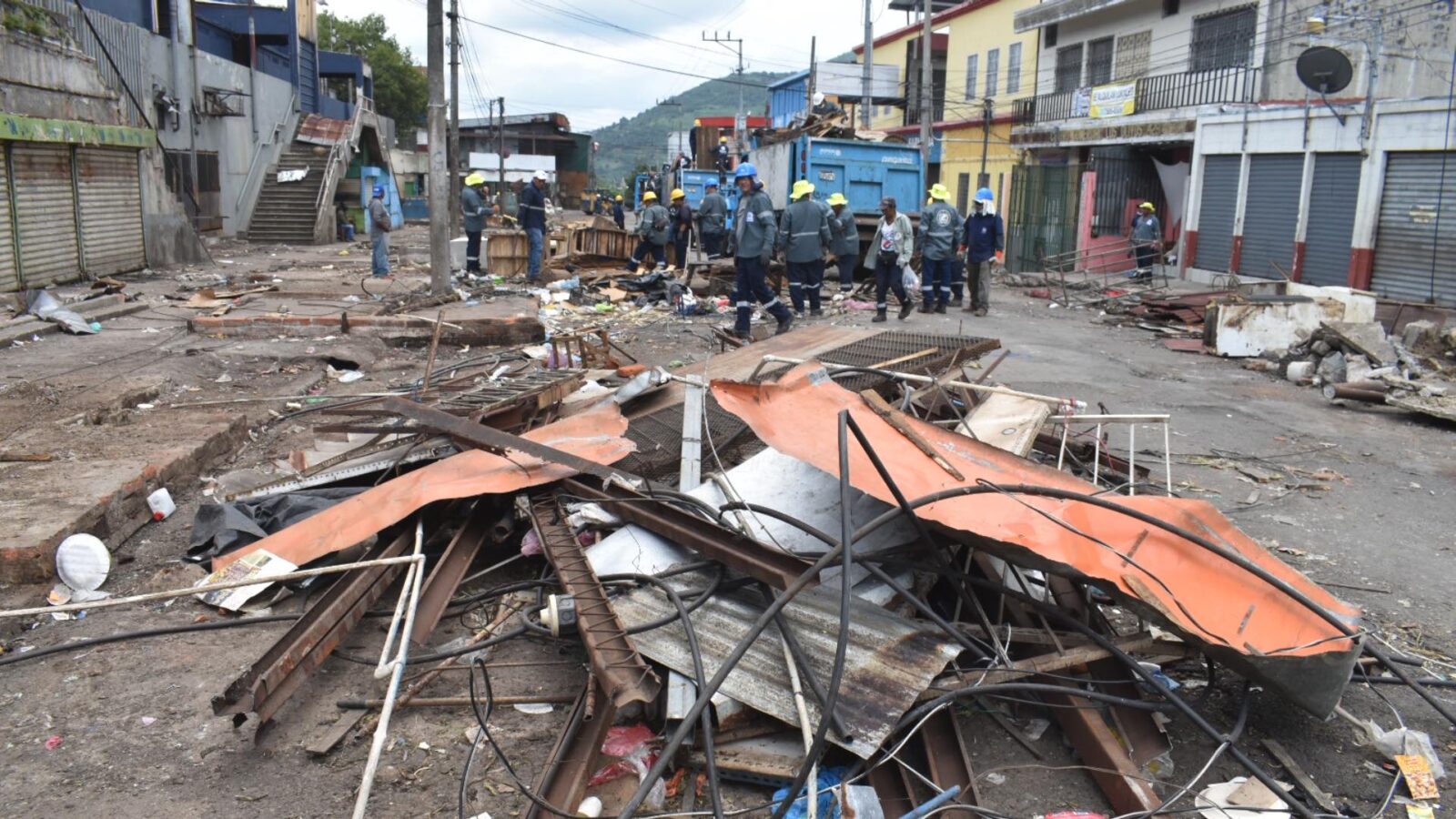 Equipos municipales trabajan en turnos de 24 horas para limpiar las calles aledañas al Mercado Central. Foto: Jjlopezt